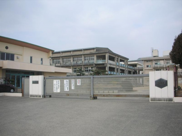 倉敷市堀南、土地の小学校画像です