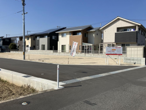 倉敷市中島、土地の前面道路を含む現地写真画像です