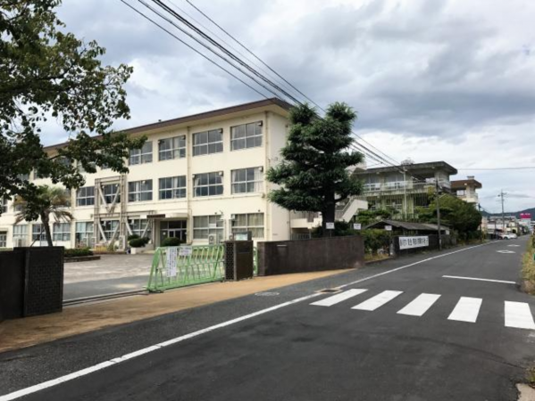 倉敷市八王寺町、土地の小学校画像です