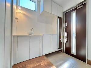 倉敷市西中新田、新築一戸建ての玄関画像です