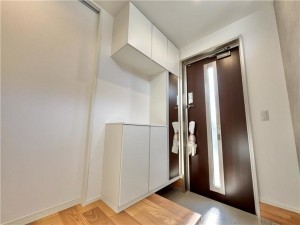 倉敷市西中新田、新築一戸建ての玄関画像です