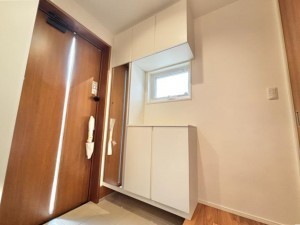 倉敷市西中新田、新築一戸建ての玄関画像です