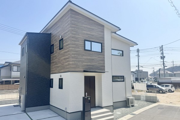 倉敷市西中新田、新築一戸建ての外観画像です