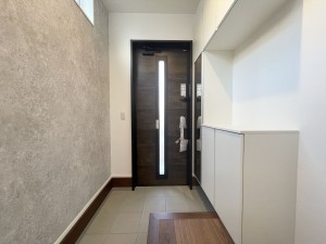 倉敷市西中新田、新築一戸建ての玄関画像です