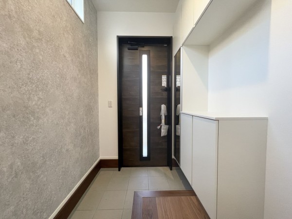 倉敷市西中新田、新築一戸建ての玄関画像です