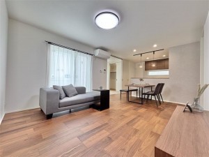 倉敷市沖、新築一戸建ての居間画像です