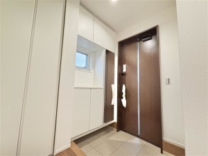 倉敷市沖、新築一戸建ての玄関画像です