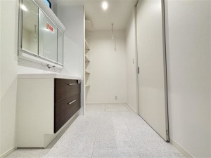 倉敷市沖、新築一戸建ての洗面画像です