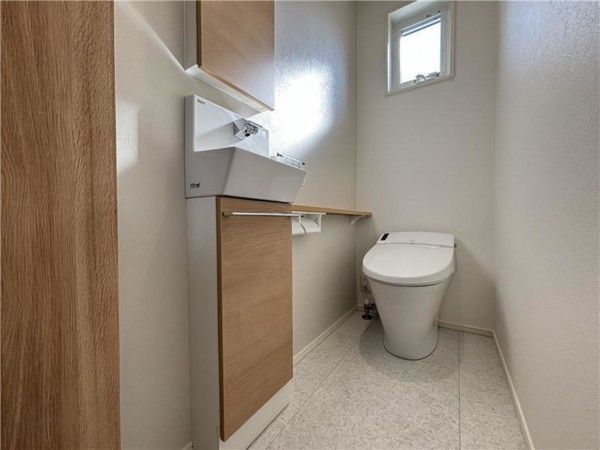 倉敷市八王寺町、新築一戸建てのトイレ画像です