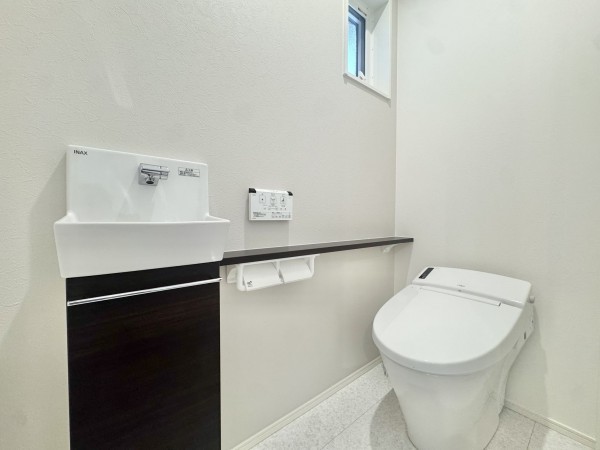 倉敷市中畝、新築一戸建てのトイレ画像です