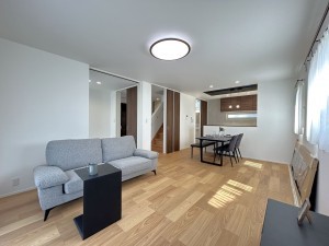 倉敷市片島町、新築一戸建ての居間画像です