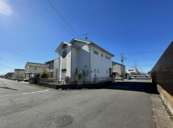 真岡市長田、中古一戸建ての前面道路を含む現地写真画像です