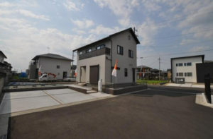 真岡市熊倉町、中古一戸建ての前面道路を含む現地写真画像です