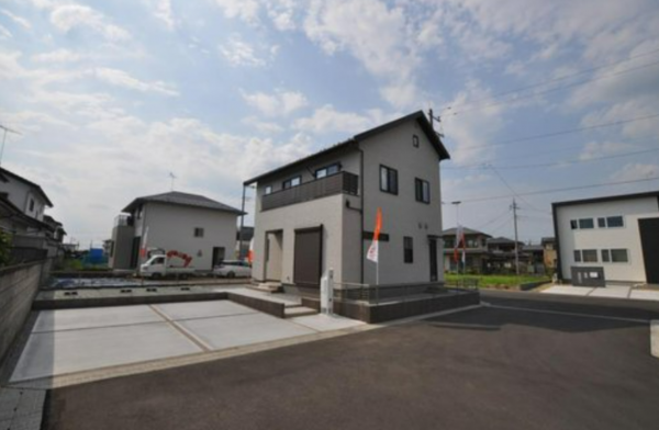 真岡市熊倉町、中古一戸建ての前面道路を含む現地写真画像です