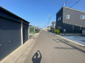 真岡市上大沼、中古一戸建ての前面道路を含む現地写真画像です