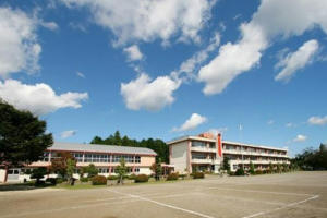 芳賀郡市貝町、土地の小学校画像です
