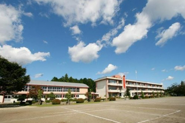 芳賀郡市貝町大字赤羽、土地の小学校画像です