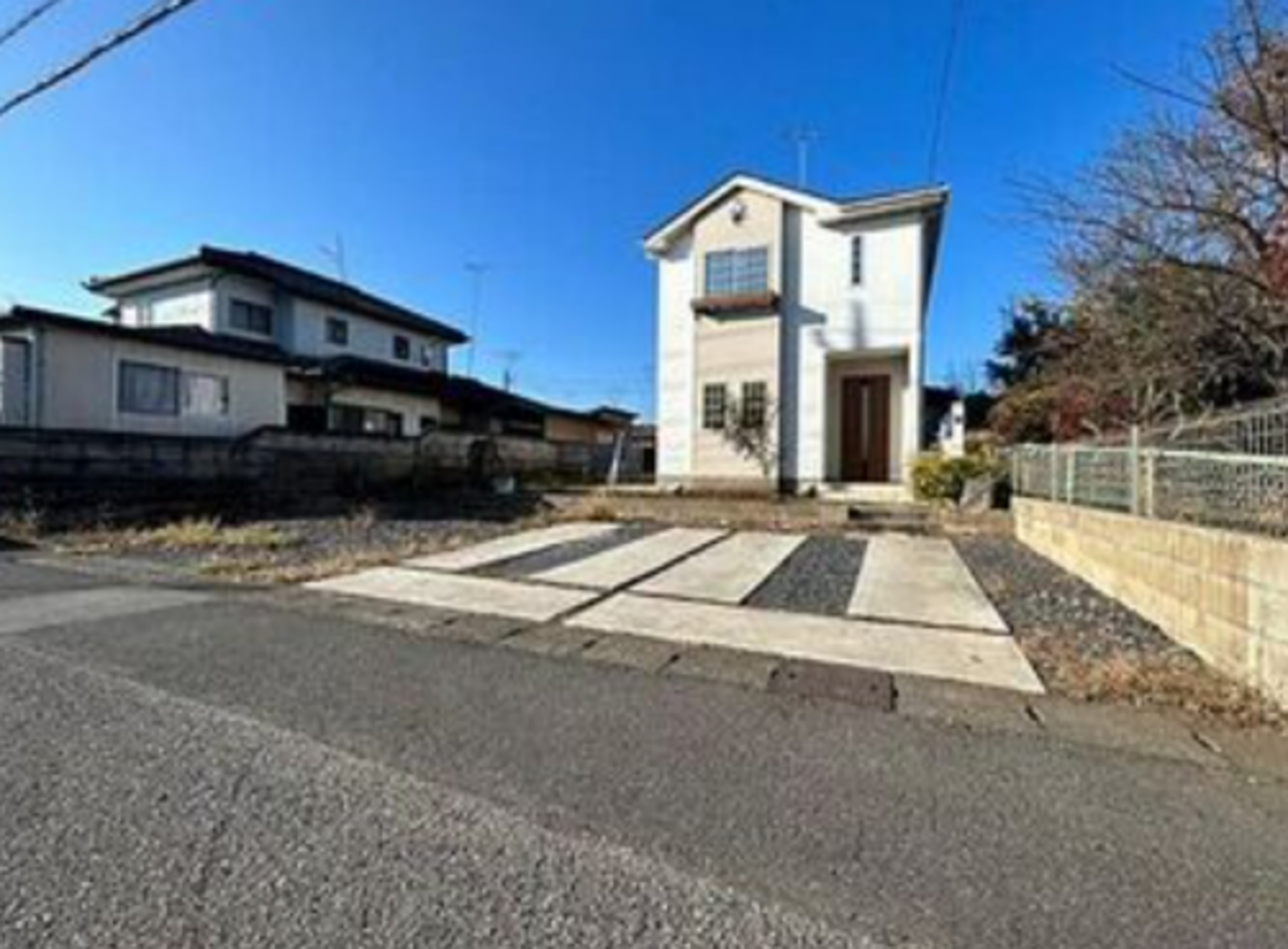 真岡市高勢町、中古一戸建ての前面道路を含む現地写真画像です