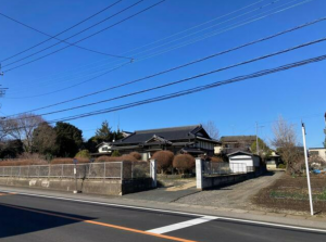 真岡市熊倉町、土地の前面道路を含む現地写真画像です