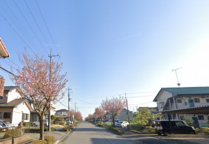 真岡市上高間木、中古一戸建ての前面道路を含む現地写真画像です