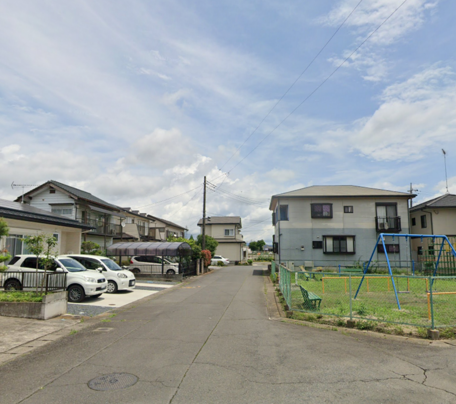 真岡市田町、中古一戸建ての前面道路を含む現地写真画像です
