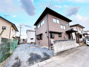 芳賀郡益子町大字塙、中古一戸建ての前面道路を含む現地写真画像です