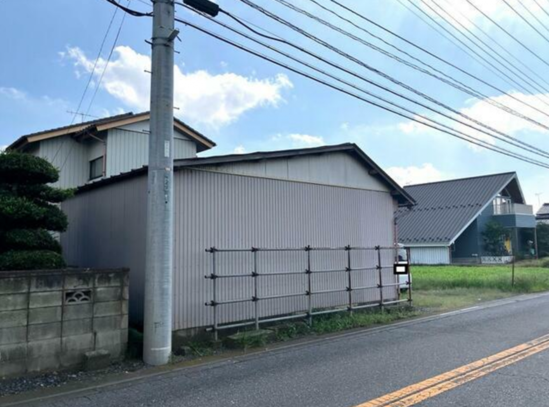 真岡市寺内、中古一戸建ての前面道路を含む現地写真画像です
