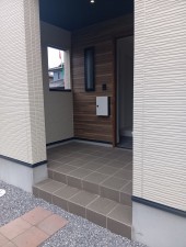 真岡市熊倉町、新築一戸建ての玄関画像です