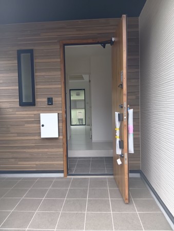 真岡市熊倉町、新築一戸建ての玄関画像です