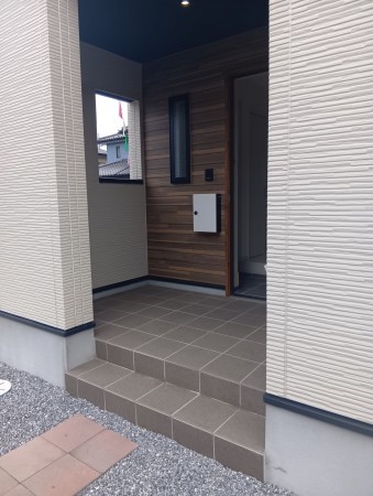 真岡市熊倉町、新築一戸建ての玄関画像です