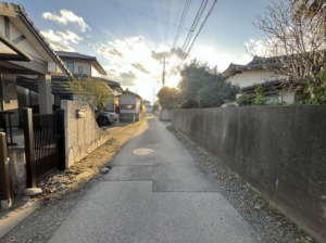 真岡市熊倉町、土地の前面道路を含む現地写真画像です