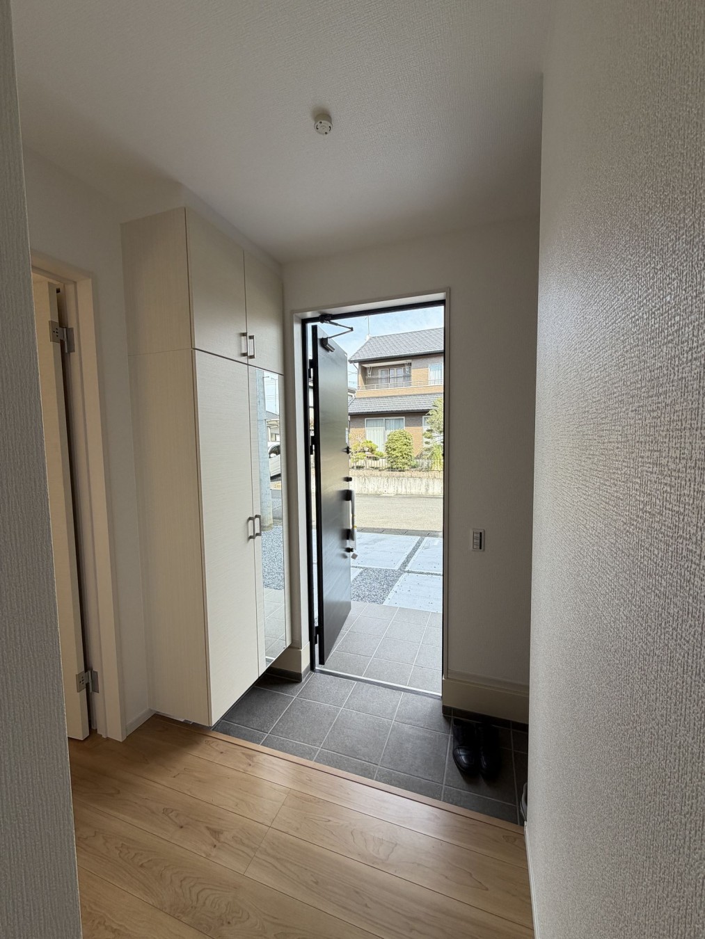 真岡市下高間木、新築一戸建ての玄関画像です