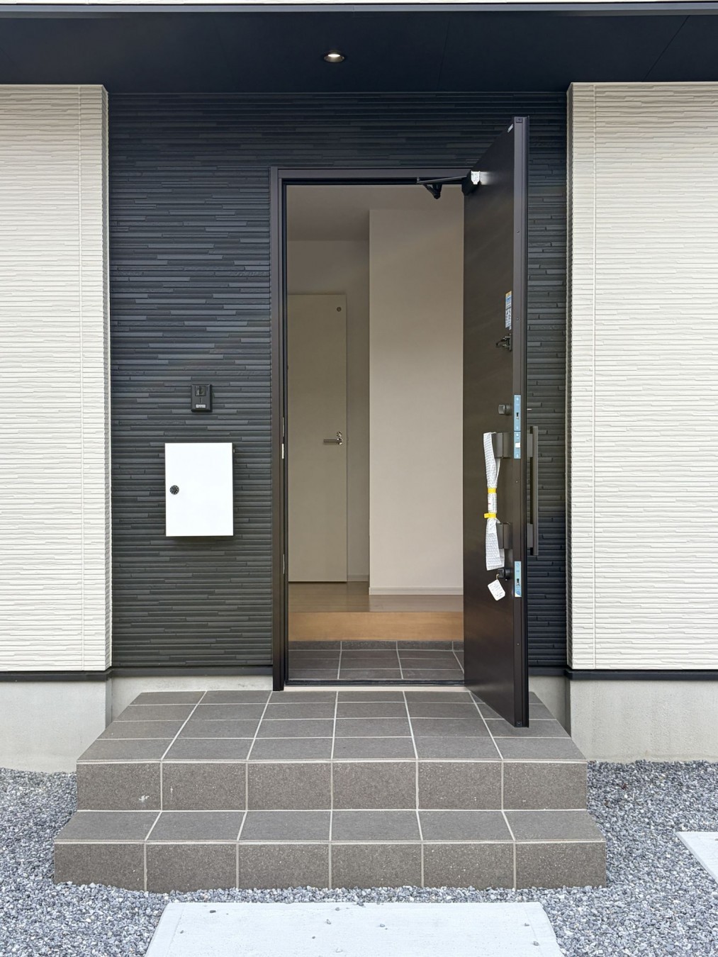 真岡市下高間木、新築一戸建ての玄関画像です