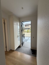 真岡市下高間木、新築一戸建ての玄関画像です