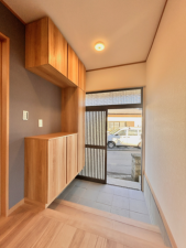 芳賀郡芳賀町大字稲毛田、中古一戸建ての玄関画像です