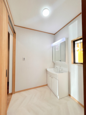 芳賀郡芳賀町大字稲毛田、中古一戸建ての洗面画像です