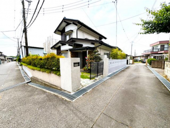 真岡市大谷台町、中古一戸建ての前面道路を含む現地写真画像です