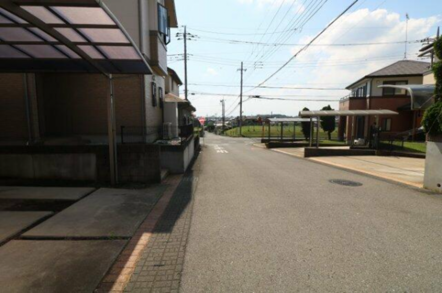 真岡市大谷台町、中古一戸建ての前面道路を含む現地写真画像です