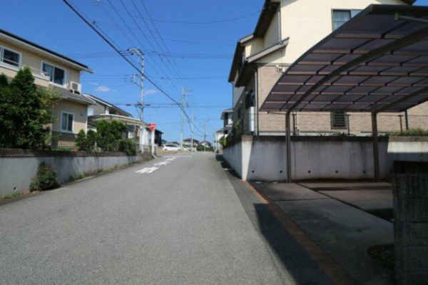 真岡市大谷台町、中古一戸建ての前面道路を含む現地写真画像です