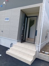 真岡市長田、新築一戸建ての玄関画像です