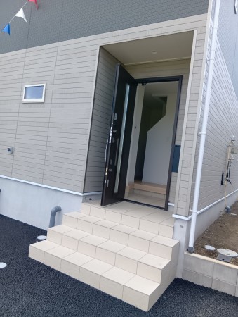 真岡市長田、新築一戸建ての玄関画像です