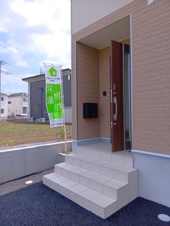 真岡市長田、新築一戸建ての玄関画像です