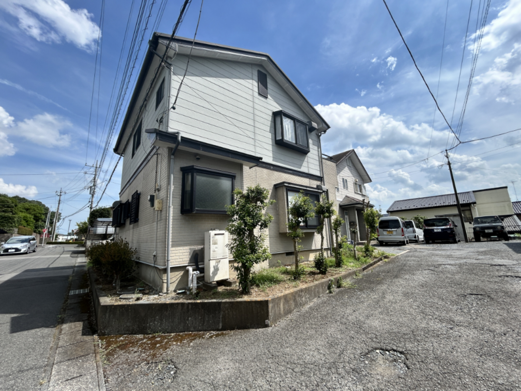 真岡市熊倉、中古一戸建ての前面道路を含む現地写真画像です