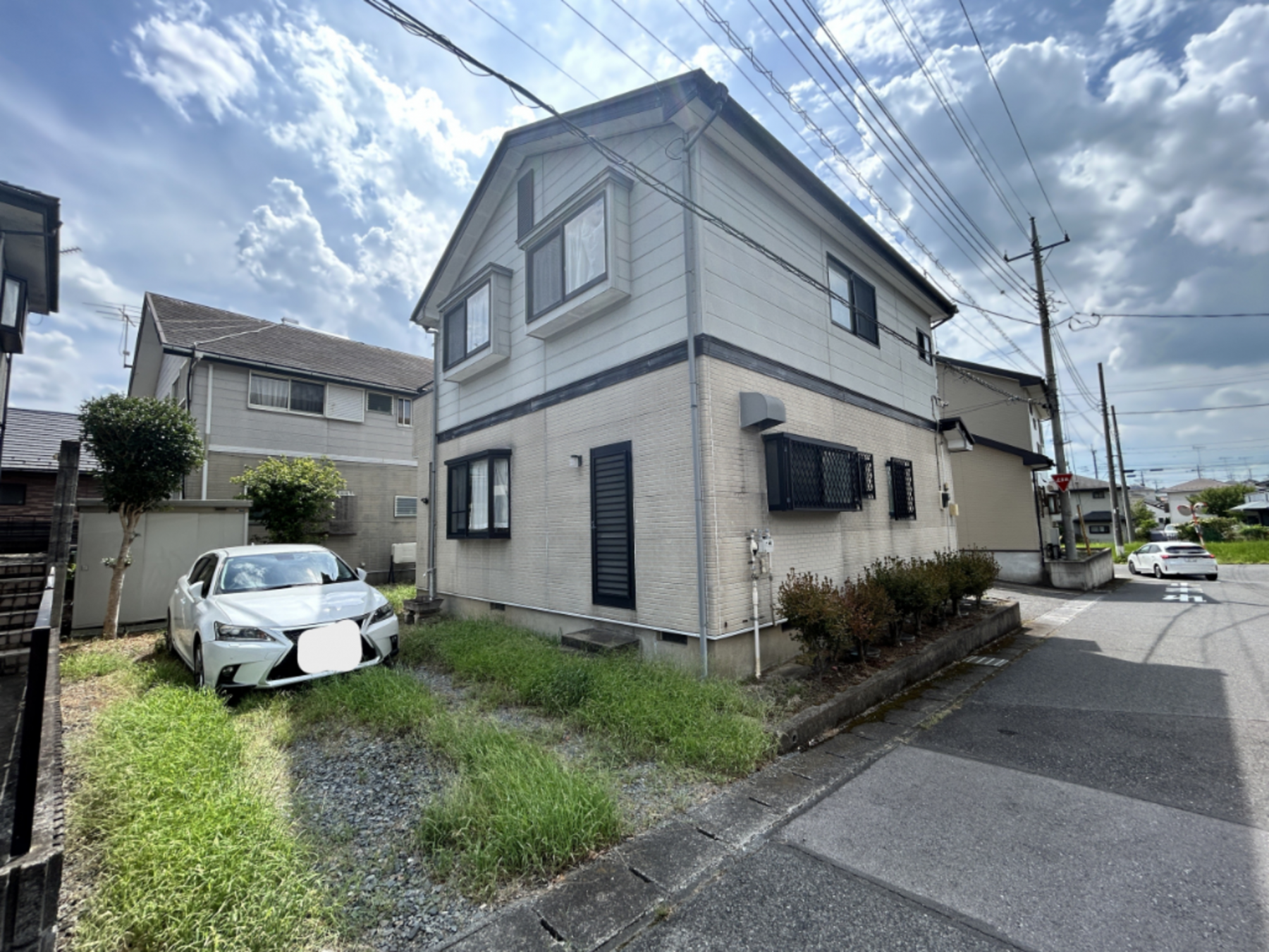 真岡市熊倉、中古一戸建ての前面道路を含む現地写真画像です