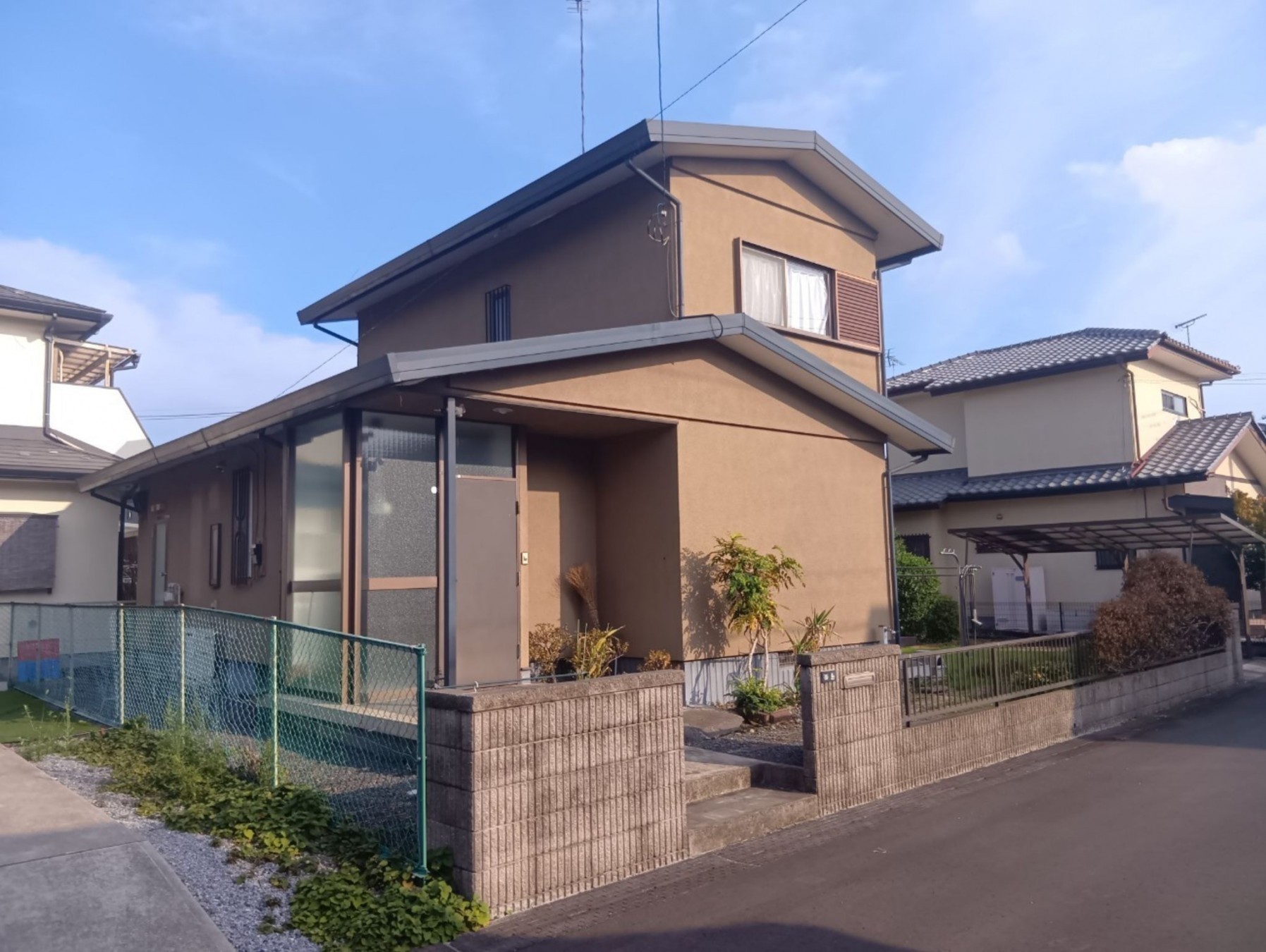 真岡市亀山、中古一戸建ての前面道路を含む現地写真画像です