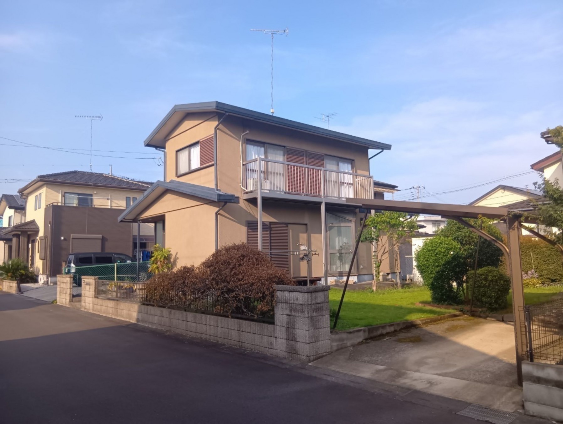 真岡市亀山、中古一戸建ての前面道路を含む現地写真画像です