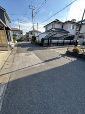 芳賀郡市貝町大字上根、中古一戸建ての前面道路を含む現地写真画像です