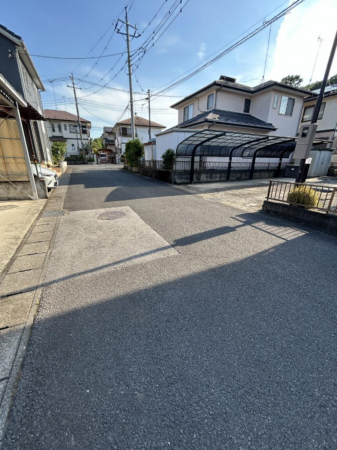 芳賀郡市貝町大字上根、中古一戸建ての前面道路を含む現地写真画像です