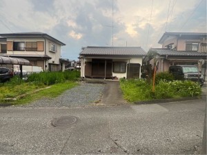 真岡市熊倉町、中古一戸建ての前面道路を含む現地写真画像です