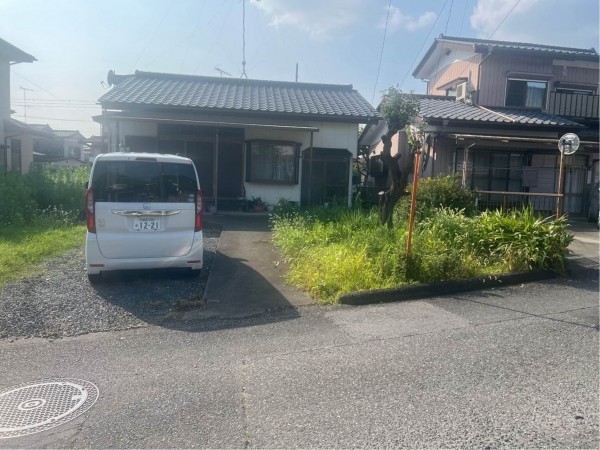 真岡市熊倉町、中古一戸建ての前面道路を含む現地写真画像です